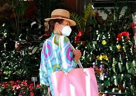 Una cliente en un puesto de flores del Mercado Central.