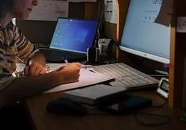 Una estudiante, haciendo los deberes en casa.