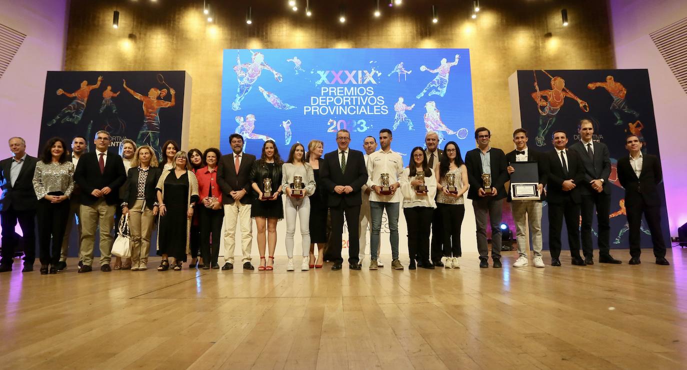 Las autoridades, con los ganadores de los Premios Deportivos Provinciales.