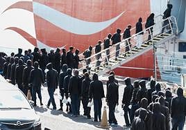 Decenas de inmigrantes cogen un ferri en Canarias para ser reubicados en la península.