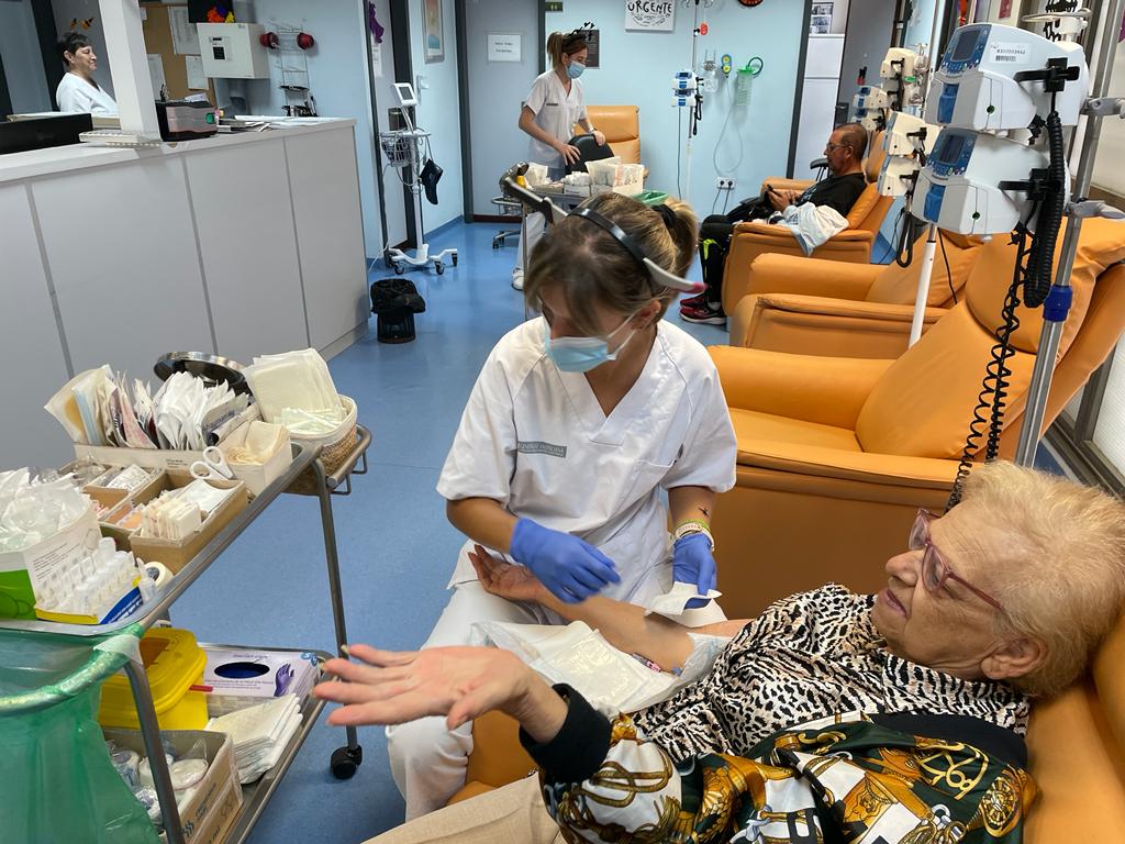 Usuaria se somete a un tratamiento oncológico en el Hospital de Sant Joan.