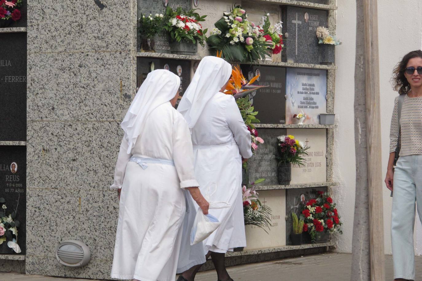 La provincia de Alicante conmemora el día de Todos los Santos en los cementerios