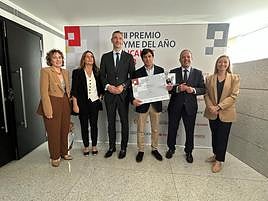 El responsable de EDS Robotics con el diploma, flanqueado por Carlos Mendoza del Banco Santander y Carlos Baño, presidente de la Cámara.