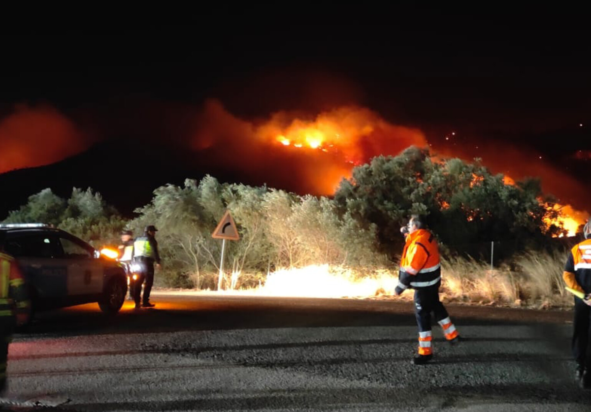 Los bomberos de Alicante luchan de madrugada contra las llamas para que el incendio forestal de Valencia no cruce a l'Orxa