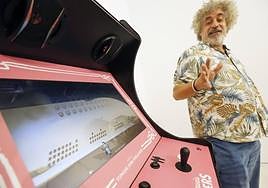 Álex Peña con la máquina 'Cadaqués invaders'.