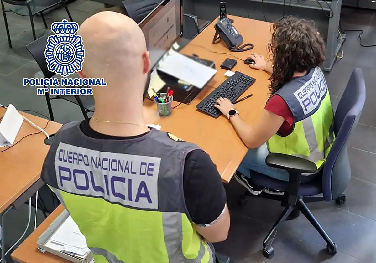 Dos agentes de la Policía Nacional trabajan en una investigación.