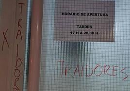 Pintadas en la sede del PSPV-PSOE en Pintor Gisbert.