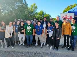 Algunos de los voluntarios que han participado en la reforestación.