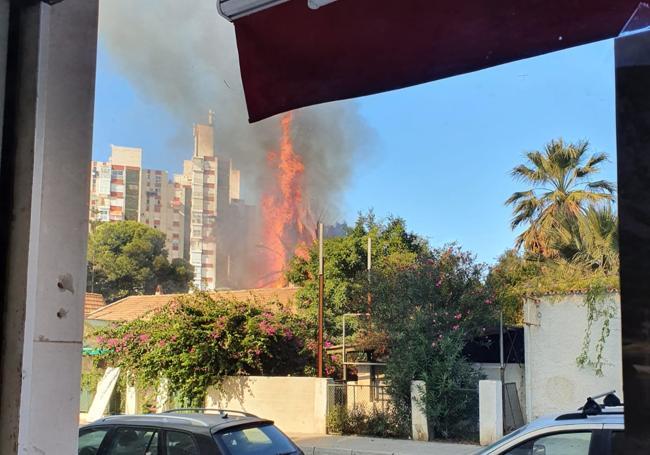 Incendio visto desde un restaurante de la zona.