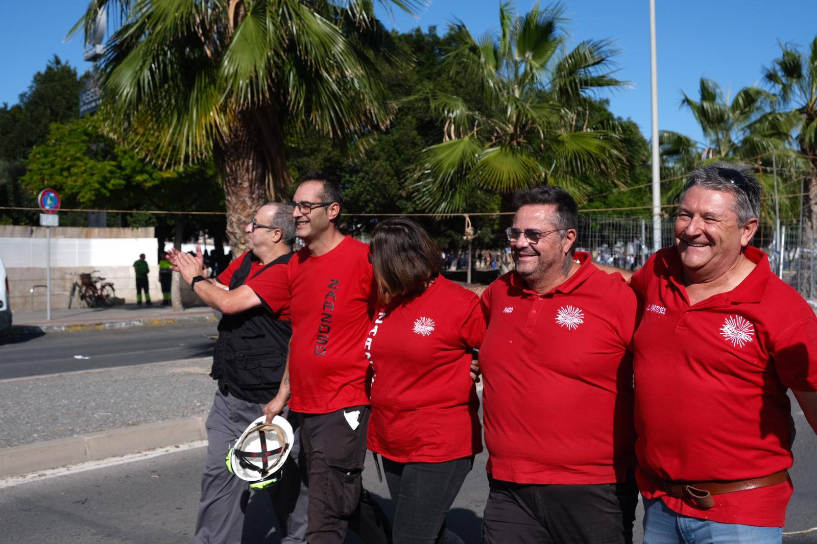 La pirotecnia Zarzoso saluda tras el disparo.