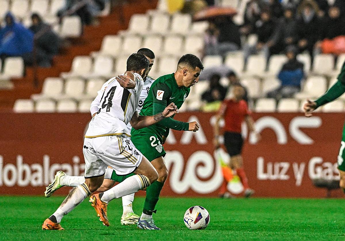 Nico Fernández conduce la pelota ante la presión de un rival esta noche.