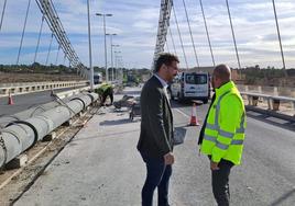 El concejal de Servicios Públicos, Claudio Gilabert, acude a los trabajos de adecuación del puente.
