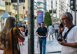 Personas caminan por la abarrotada avenida de Maisonnave.