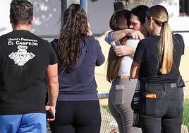 Familiares y amigos de la víctima, en el lugar del accidente.