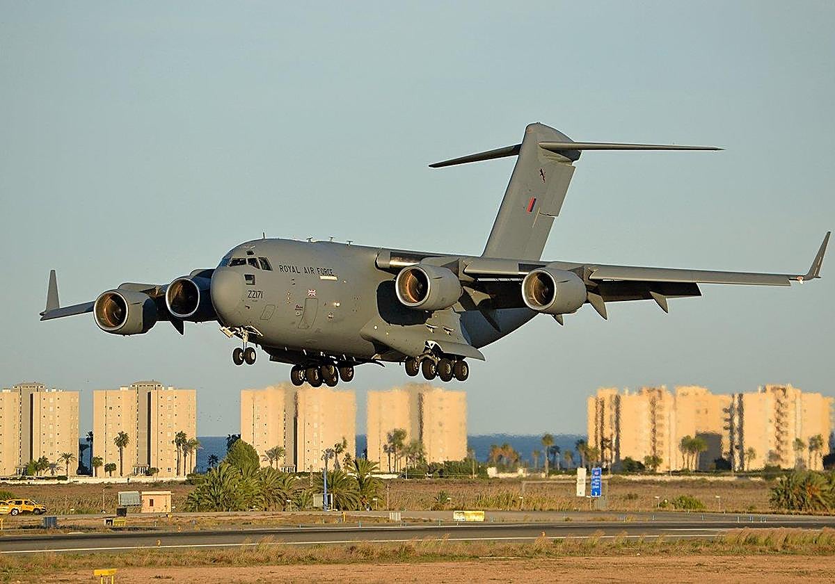 Aterrizaje del Boeing C-17 de la RAF en Alicante.