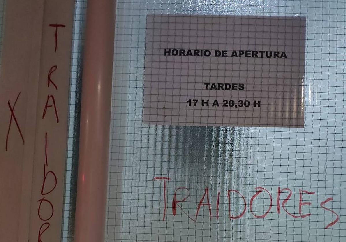 La puerta del PSOE de Alicante, atacada el pasado viernes.