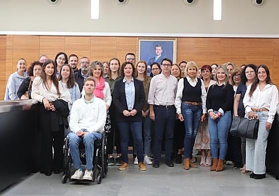 El alcalde, Pachi Pascual, con los nuevos empleados públicos de San Vicente.
