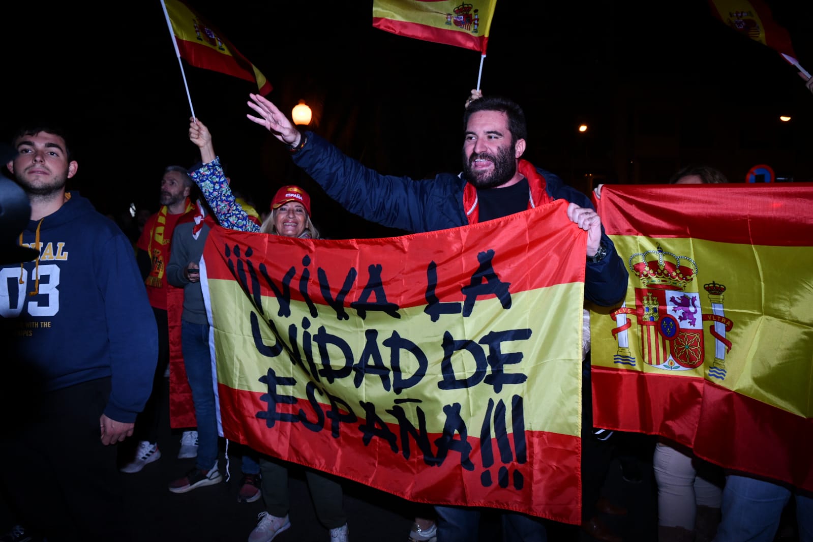 Las imágenes de la concentración frente a las sedes del PSOE en Alicante en protesta contra la amnistía