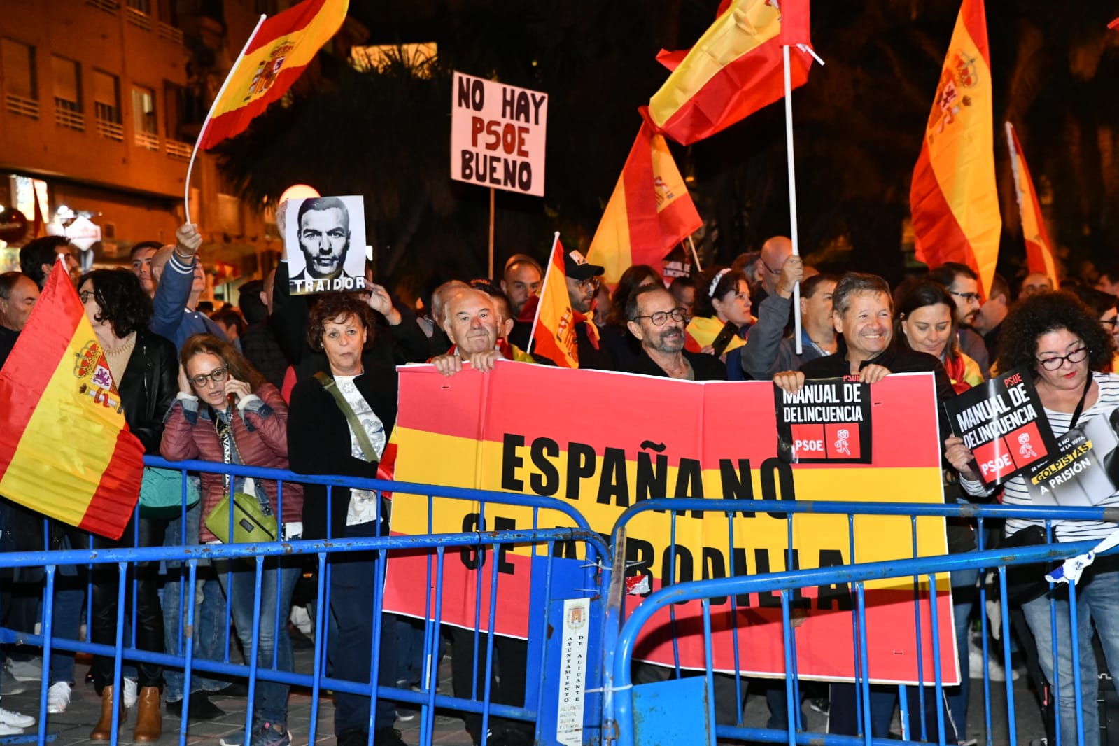 Las imágenes de la concentración frente a las sedes del PSOE en Alicante en protesta contra la amnistía
