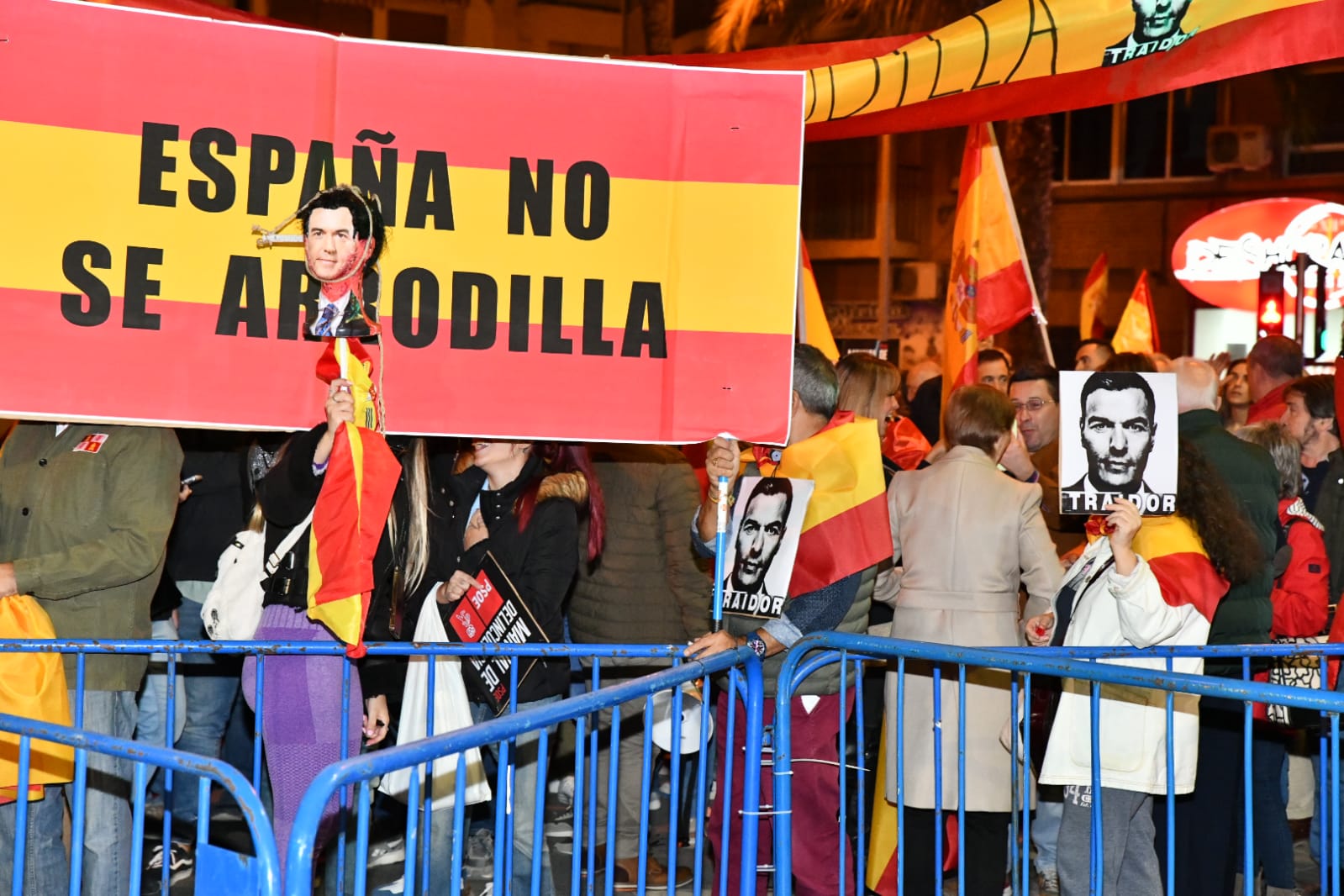 Las imágenes de la concentración frente a las sedes del PSOE en Alicante en protesta contra la amnistía