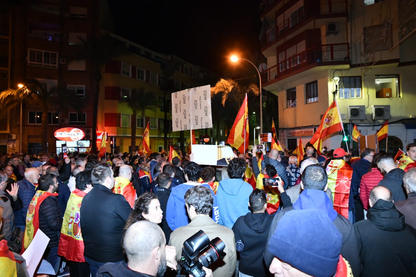 Las imágenes de la concentración frente a las sedes del PSOE en Alicante en protesta contra la amnistía
