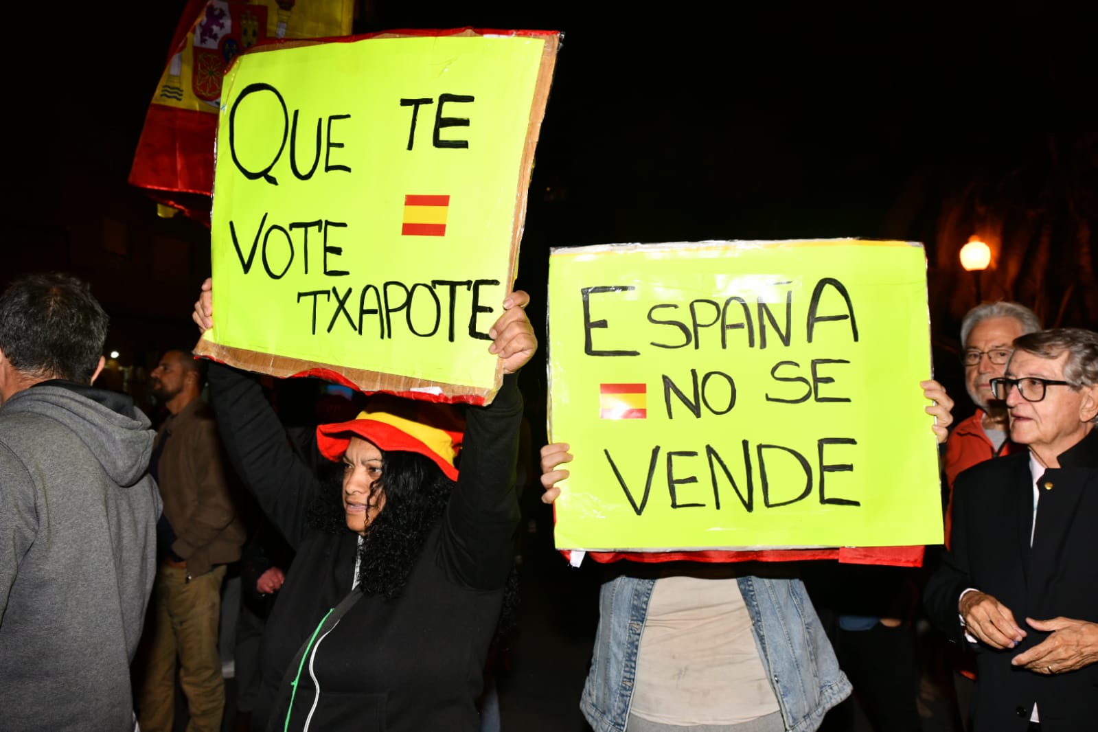 Imagen secundaria 1 - Imágenes de la segunda concentración frente a la sede del PSOE en Alicante