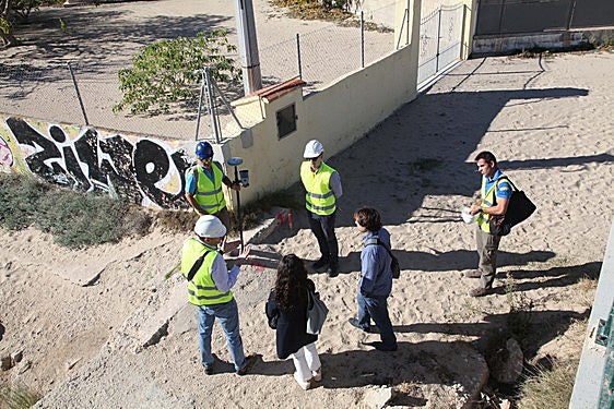 Los topógrafos marcan líneas de deslinde en Dénia de acuerdo a la Ley de Costas.