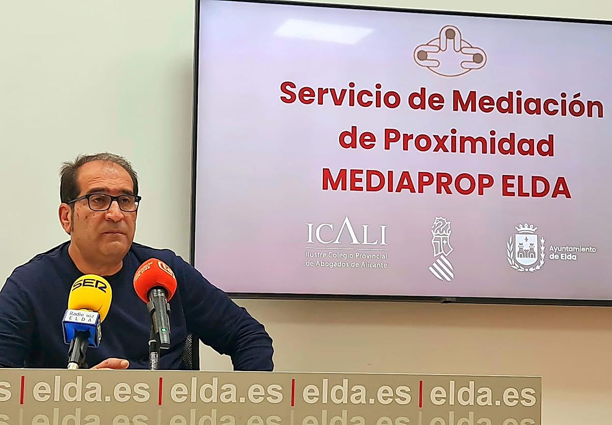 El concejal de Bienestar Social de Elda, David Guardiola, repasa el éxito del servicio Mediaprop en sus dos primeros meses de funcionamiento.