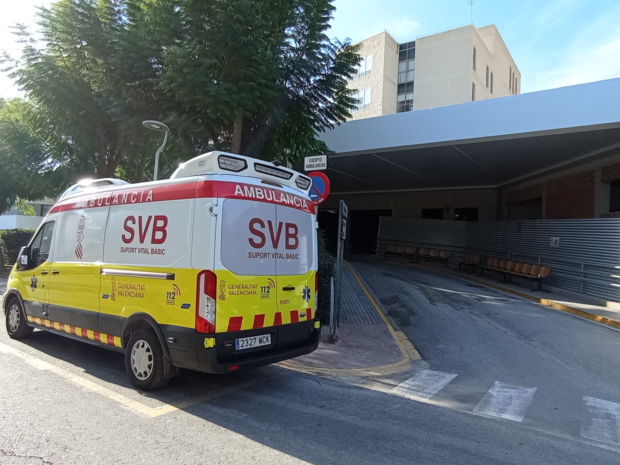 Ambulancia de SVB en el acceso a las urgencias del Hospital de Sant Joan.