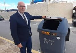 El concejal de Limpieza, Manuel Villar, con el contenedor marrón.