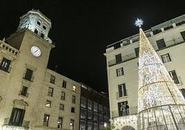 El árbol de Navidad 2022, instalado en la Plaza del Ayuntamiento de Alicante.