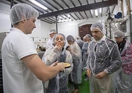 Degustación durante una de las visitas a una fábricas de turrón.