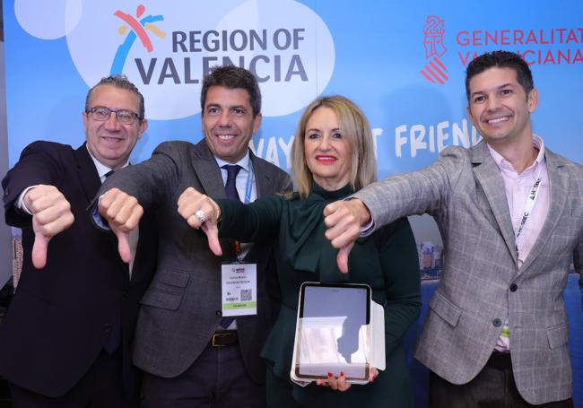 Toni Pérez, Carlos Mazón, Nuria Montes y Fede Fuster muestran sus pulgares hacia abajo como señal del fin de la tasa turística en Londres.