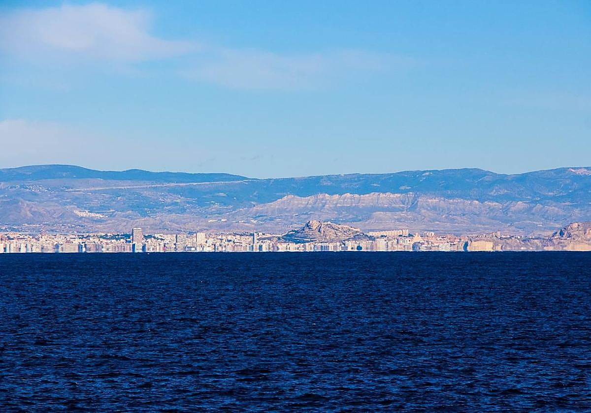 Alicante en un día de cielos despejados.