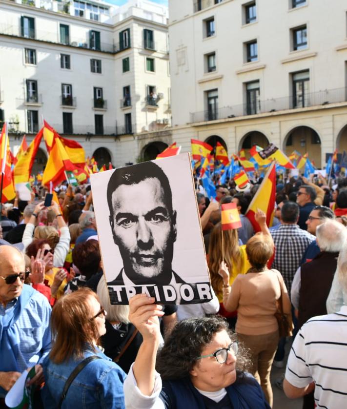 Imagen secundaria 2 - Carteles en la concentración. 