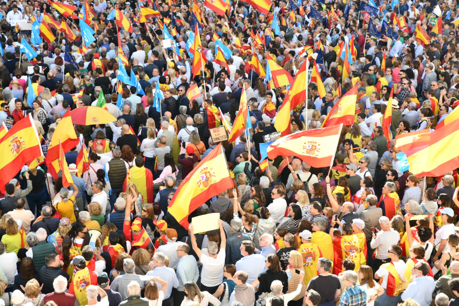 La manifestación por el no a la amnistía&#039; llena la plaza del Ayuntamiento de Alicante