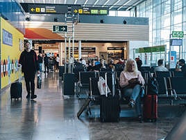 Pasajeros esperando en las puertas de embarque del aeropuerto Alicante-Elche.