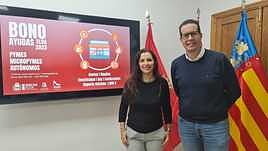 El alcalde Rubén Alfaro junto a la edil Elisabeth Belda ha presentado el bono de ayudas a las pymes en Elda.