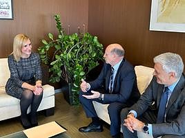 La consellera Salomé Pradas, con los representantes de Anged.