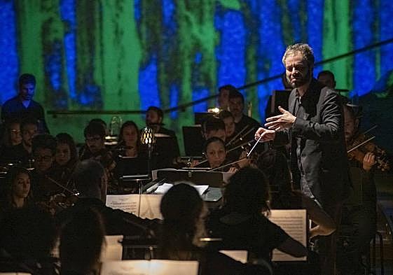 Actuación de ADDA Simfònica y su director, Josep Vicent.