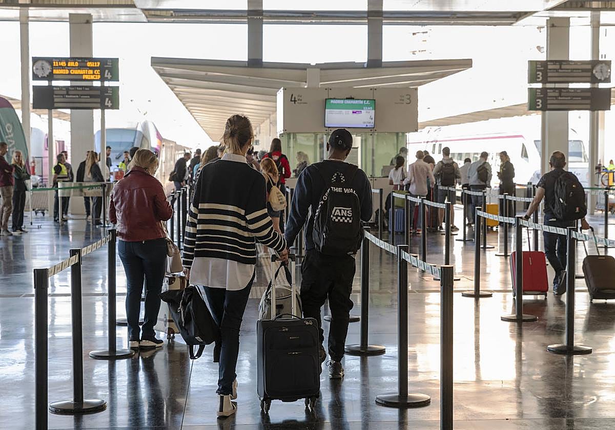 Pasajeros de alta velocidad en la estación de Alicante.