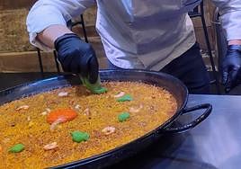 Un cocinero ultima la preparación de un arroz.
