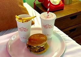 Interior del motel de 'One burger' en la Rambla de Alicante.