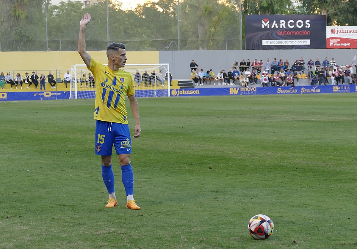 Callejón se dispone a sacar una falta en Los Arcos