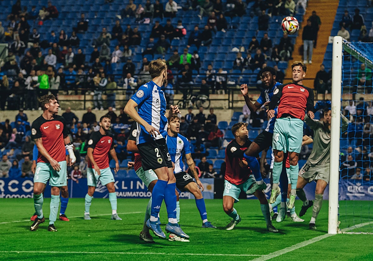 Ryan Nolan, durante el Hércules-La Nucía, con el dorsal 2