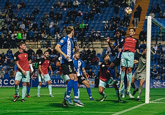 Ryan Nolan, durante el Hércules-La Nucía, con el dorsal 2