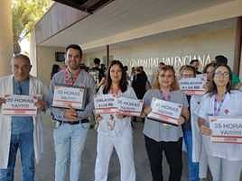 Integrantes de CCOO han recibido al conseller de Sanidad este miércoles en su visita al Hospital General de Elche.