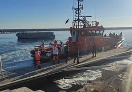 El barco de Salvamento Marítimo llega al puerto de Alicante con varios inmigrantes.