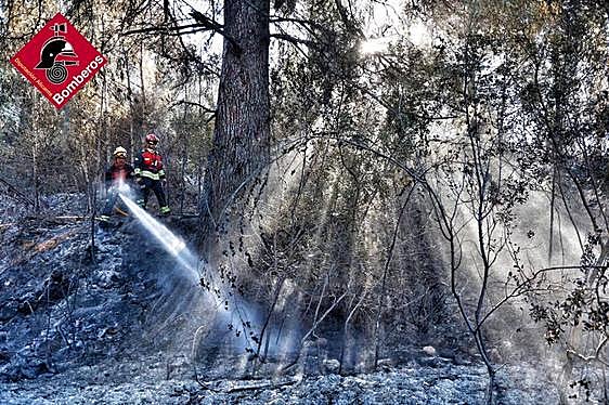 Dos bomberos sofocan las llamas en el incendio de Ràfol en la Marina Alta.