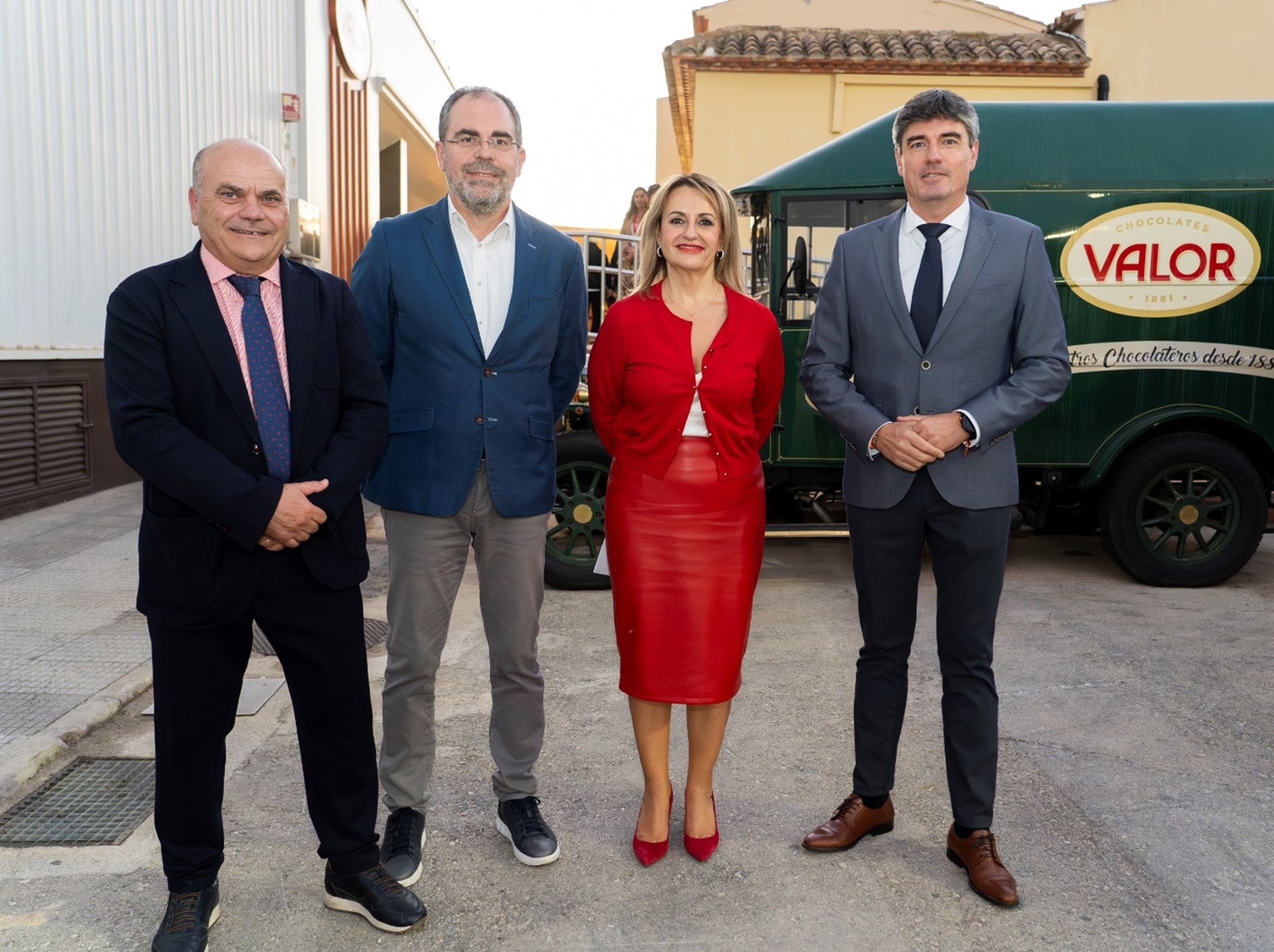Autoridades y representantes de Chocolates Valor antes de la visita a la exposición.